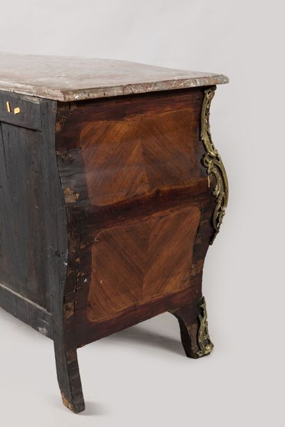 COMMODE TOMBEAU en bois de placage et marqueterie,...