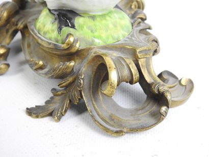 FONTAINE A PARFUM en porcelaine et bronze...