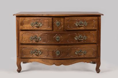 COMMODE en bois naturel, la façade légèrement...