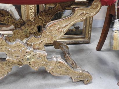 PAIRE DE PLOYANTS en bois mouluré sculpté...