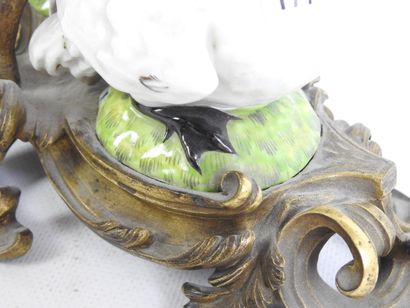 FONTAINE A PARFUM en porcelaine et bronze...