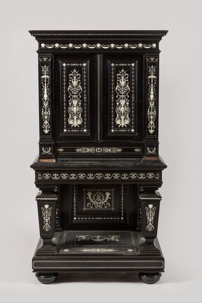 CABINET en chêne et placage d'ébène à riche...