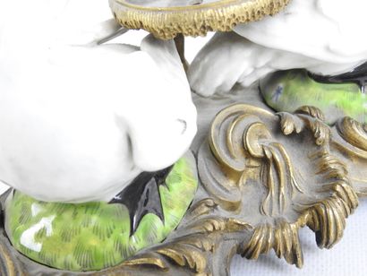 FONTAINE A PARFUM en porcelaine et bronze...