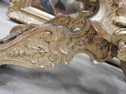 PAIRE DE PLOYANTS en bois mouluré sculpté...