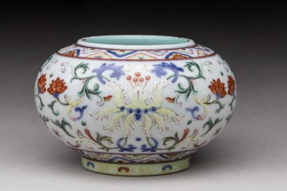 CHINA - 20th century
Small polychrome enameled...
