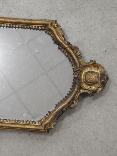 MIROIR chantourné en bois mouluré sculpté...