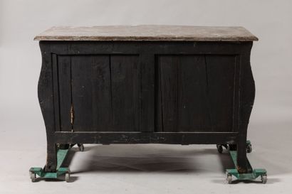 COMMODE TOMBEAU en bois de placage et marqueterie,...