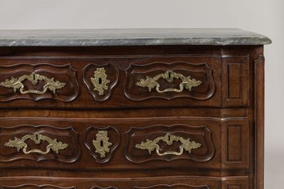COMMODE en noyer mouluré et sculpté, les...