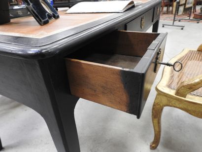 BUREAU PLAT en bois relaqué noir de forme...