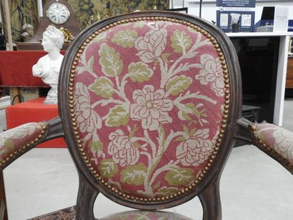 PAIR OF ARMCHAIRS in molded and carved natural...