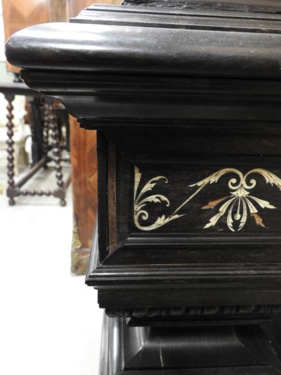 CABINET en chêne et placage d'ébène à riche...