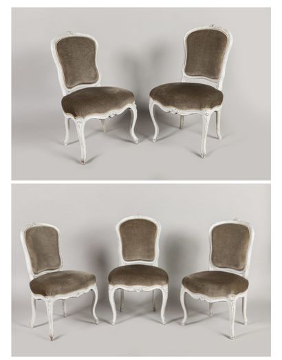 SUITE DE DIX CHAISES en bois mouluré sculpté...