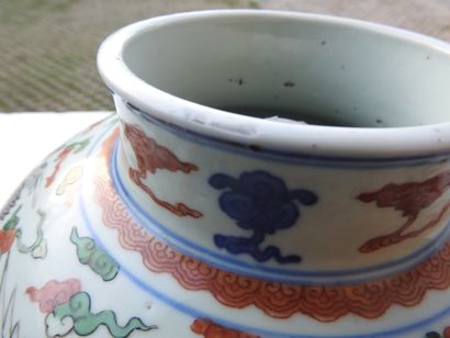 CHINA - 19th century
Porcelain baluster jug...