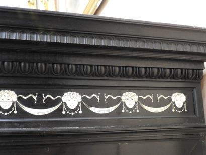 CABINET en chêne et placage d'ébène à riche...