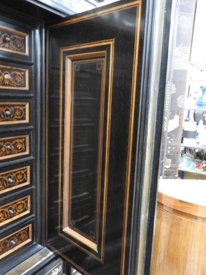 CABINET en chêne et placage d'ébène à riche...