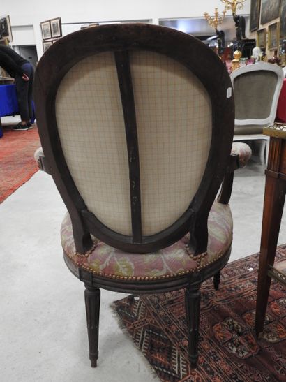 PAIR OF ARMCHAIRS in molded and carved natural...