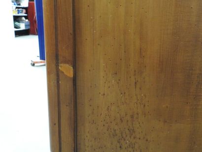 COMMODE en bois naturel, la façade légèrement...
