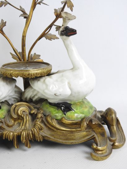FONTAINE A PARFUM en porcelaine et bronze...