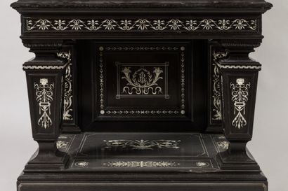 CABINET en chêne et placage d'ébène à riche...