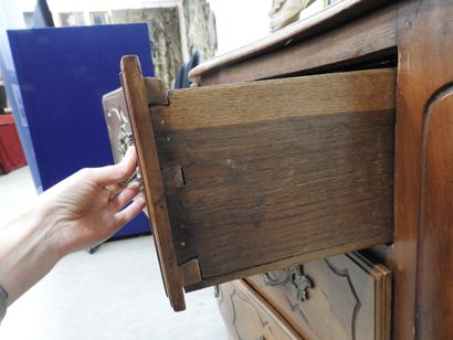 COMMODE en bois naturel, la façade légèrement...