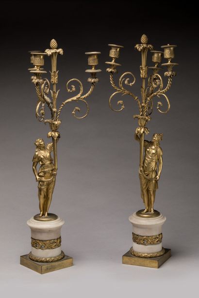 PAIRE DE CANDELABRES en bronze doré et marbre...