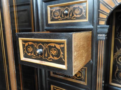 CABINET en chêne et placage d'ébène à riche...