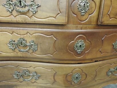 COMMODE en bois naturel, la façade légèrement...