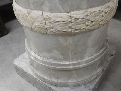 COLONNE circulaire en bois et stuc à l'imitation...