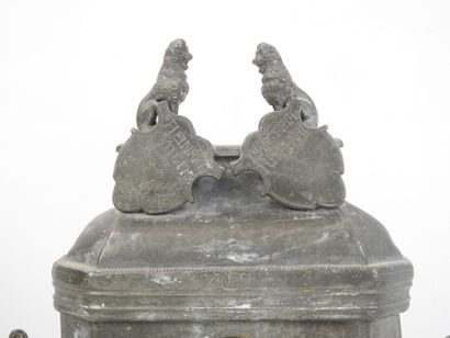 PETITE FONTAINE
en étain argenté à décor...