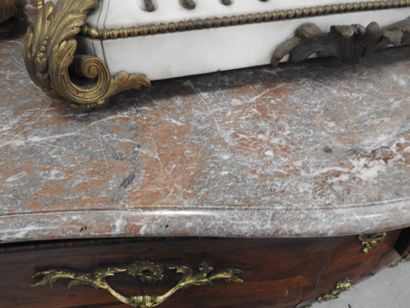 COMMODE TOMBEAU en bois de placage et marqueterie,...