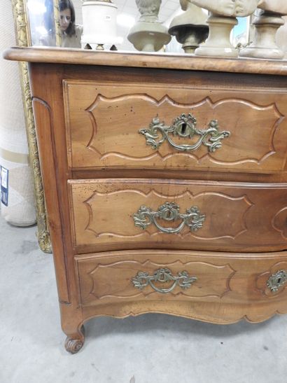 COMMODE en bois naturel, la façade légèrement...