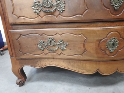 COMMODE en bois naturel, la façade légèrement...