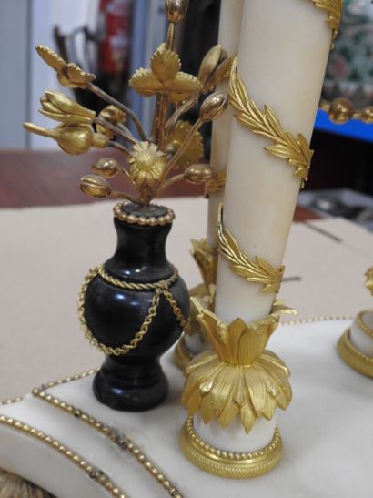 PENDULE PORTIQUE in white marble and gilt...