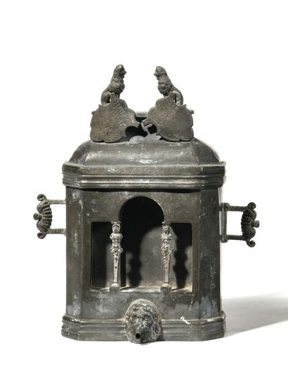 PETITE FONTAINE
en étain argenté à décor...