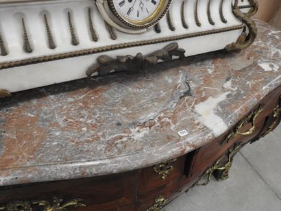 COMMODE TOMBEAU en bois de placage et marqueterie,...