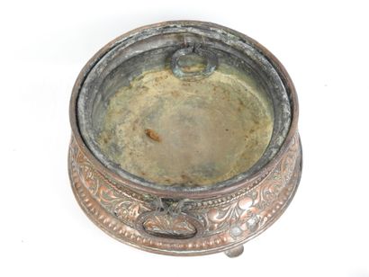 GRAND BRASERO en cuivre repoussé. Frise de...