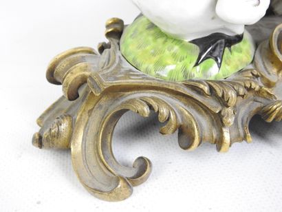 FONTAINE A PARFUM en porcelaine et bronze...