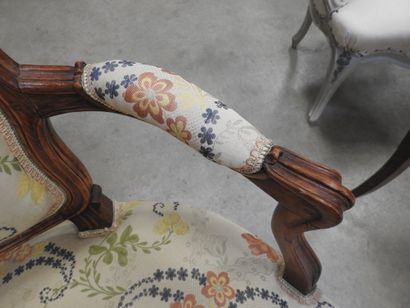PAIRE DE FAUTEUILS cabriolet en bois naturel...