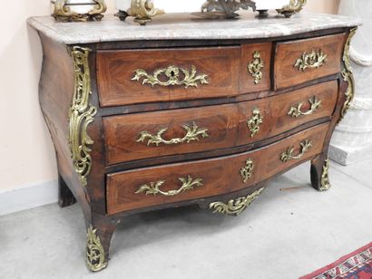 COMMODE TOMBEAU en bois de placage et marqueterie,...