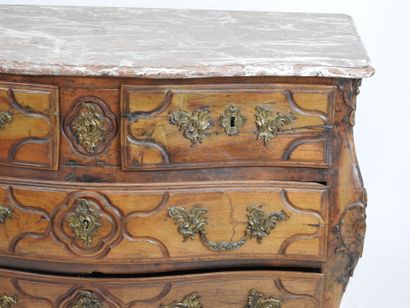 COMMODE TOMBEAU en noyer sculpté de rocailles,...