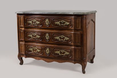COMMODE en noyer mouluré et sculpté, les...