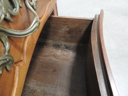 COMMODE en bois naturel, la façade légèrement...