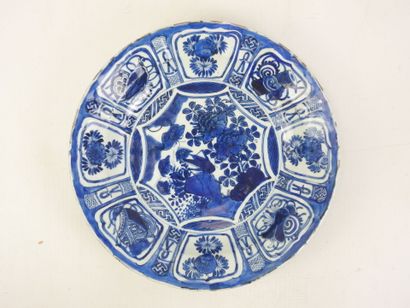 CHINA: Large blue-glazed Kraak porcelain...