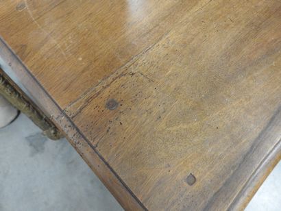 COMMODE en bois naturel, la façade légèrement...