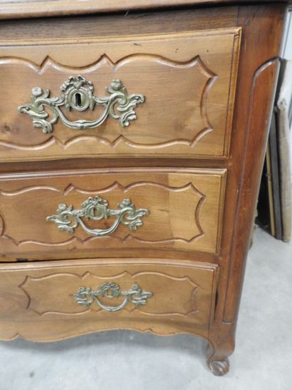 COMMODE en bois naturel, la façade légèrement...