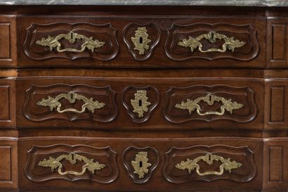 COMMODE en noyer mouluré et sculpté, les...
