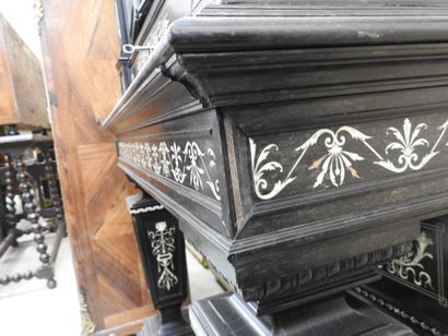 CABINET en chêne et placage d'ébène à riche...