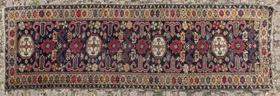 CAUCASE : Tapis galerie en laine. 287 x 96...