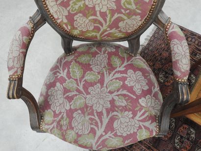 PAIR OF ARMCHAIRS in molded and carved natural...