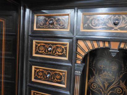 CABINET en chêne et placage d'ébène à riche...